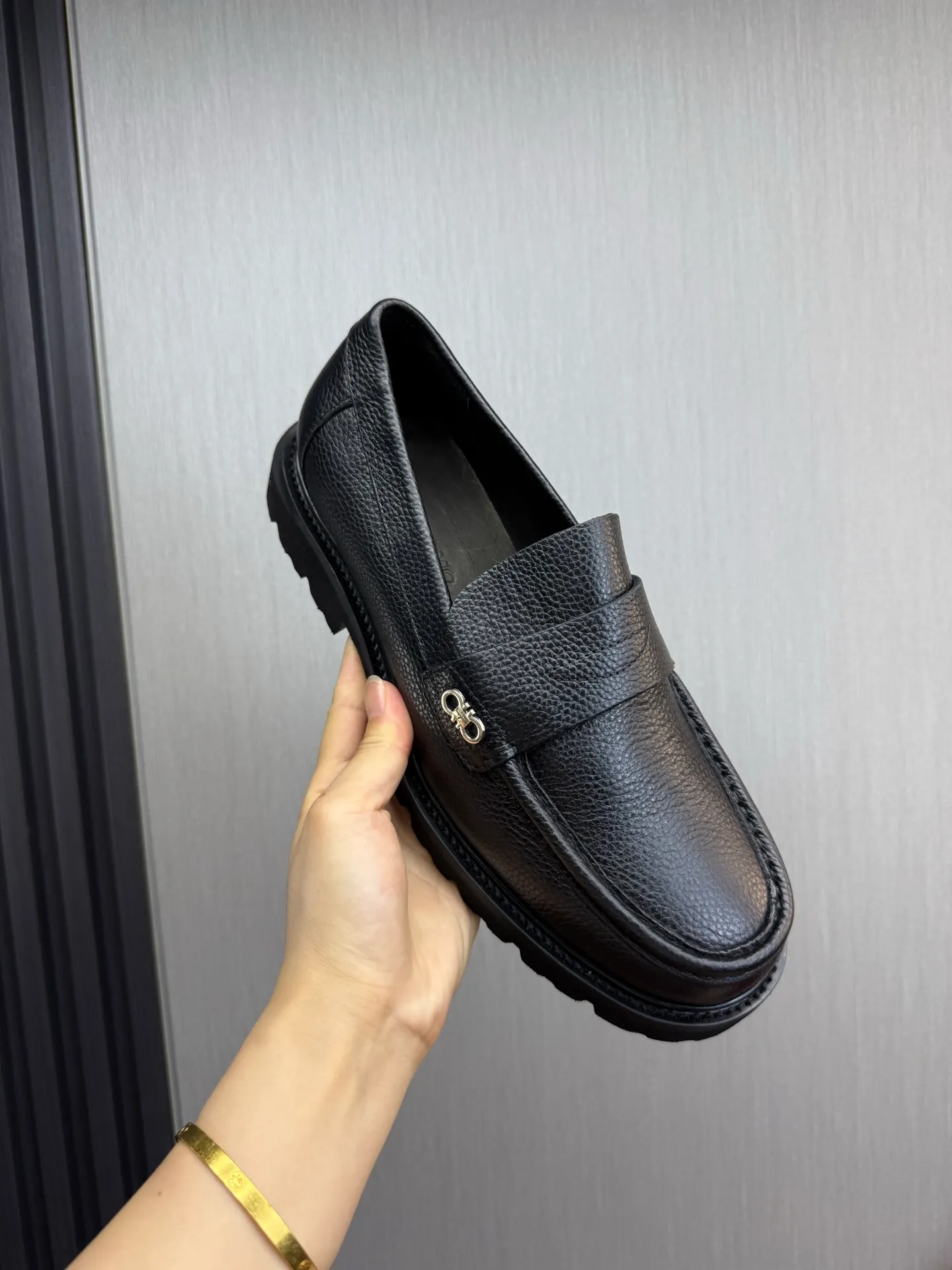 Men's shoes 💰880💰 Ferragamo. [Ferragamo] Men's Loaf leather shoes, the latest hot style, 1:1 original purchase quality, top quality, imported open-edge beaded cowhide leather on the upper, hand-made three-dimensional stitching highlights the round toe design, the inner foot pads are all imported cowhide, with original wear-resistant foam outsole, matching code 39-44, (38, 45 custom-made, non-refundable)